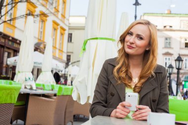 Bir kafede Smartphone kullanan zarif kadın