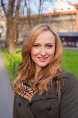 Şehir Parkı sokakta yürürken sarışın.