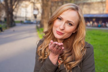 Şehir Parkı sokakta yürürken sarışın.