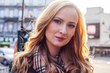 Şehirde sokakta yürürken sarışın