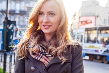 Şehirde sokakta yürürken sarışın