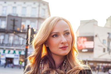 Şehirde sokakta yürürken sarışın