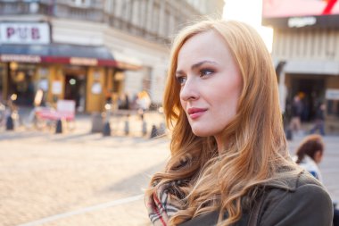 Şehirde sokakta yürürken sarışın