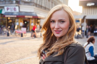 Şehirde sokakta yürürken sarışın