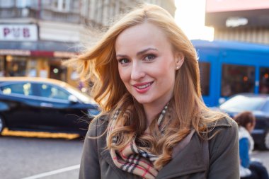 Sokakta yürüyen sarışın kadın