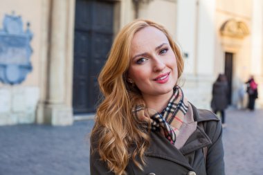 Sokakta yürüyen sarışın kadın