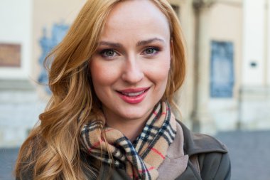 Sokakta yürüyen sarışın kadın