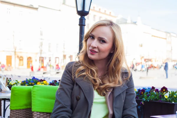 Junge elegante Frau sitzt in einem Café — Stockfoto