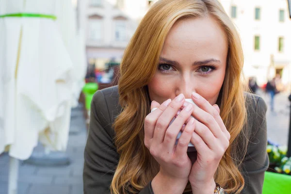 コーヒーを飲みながらカフェに座っている女性 — ストック写真