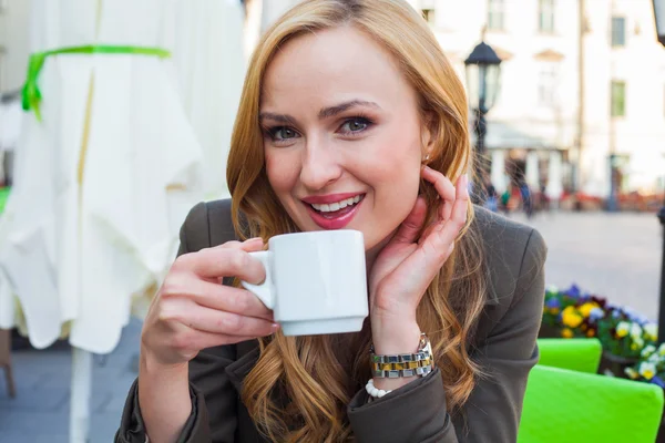 Femeia care stă în cafenea cu o ceașcă de cafea — Fotografie, imagine de stoc