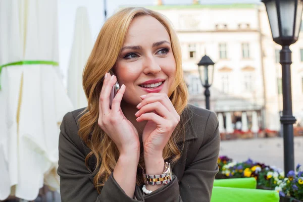 Elegant woman talking by phone in a cafe — Stock Photo, Image