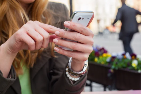Weibliche Hand mit einem Smartphone. — Stockfoto