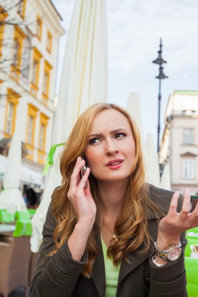 Elegantní žena mluvila telefonicky v kavárně — Stock fotografie