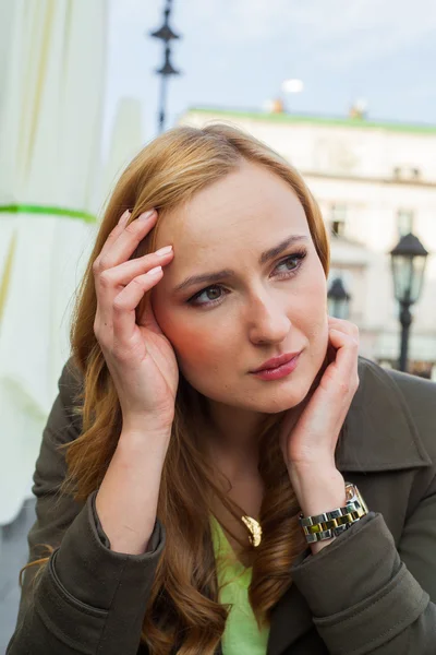 Sad woman sitting outdoor in a cafe — Stock Photo, Image