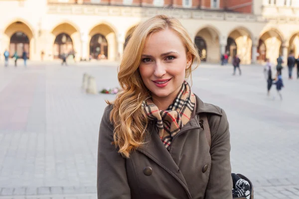 Femme blonde marchant dans la rue — Photo