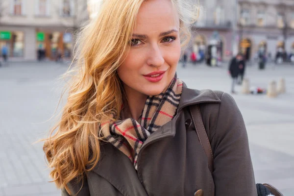 Blonde woman walking on the street — Stock Photo, Image