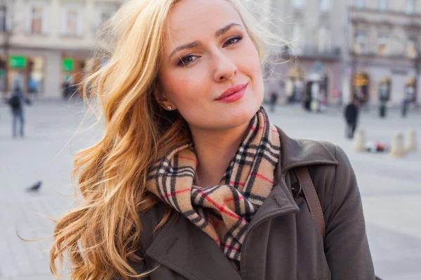 Femme blonde marchant dans la rue — Photo