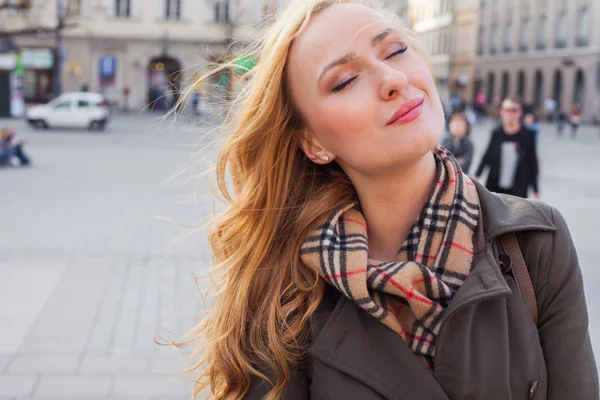 Femme blonde marchant dans la rue — Photo