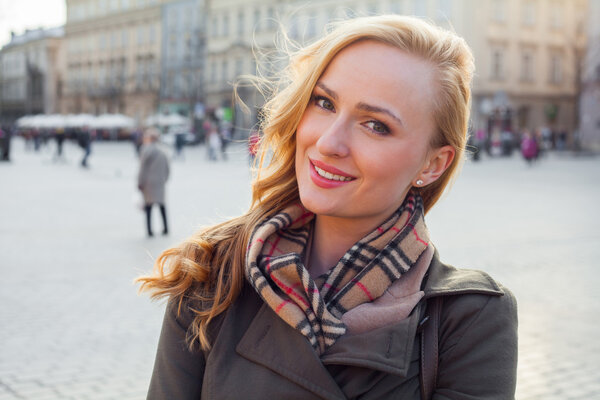 Блондинка идет по улице
