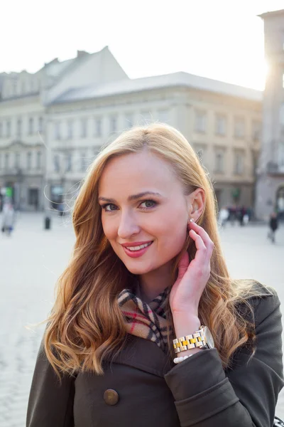 Mujer rubia caminando por la calle —  Fotos de Stock