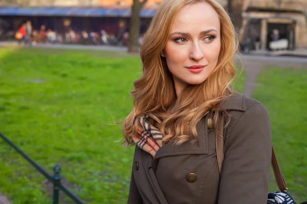 Blondine läuft im Stadtpark auf die Straße. — Stockfoto