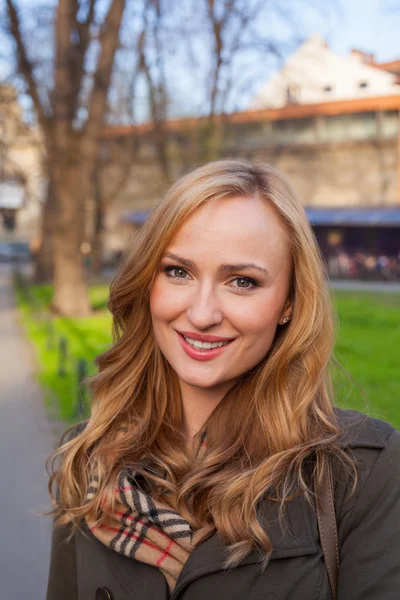 Bionda passeggiando per strada nel parco cittadino . — Foto Stock