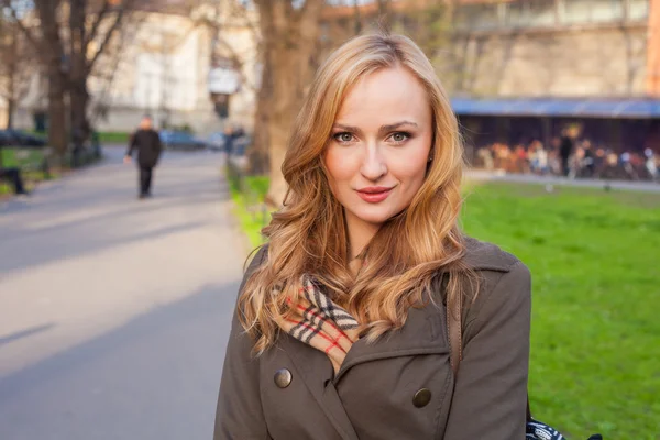 Blonde lopen op de straat in stadspark. — Stockfoto