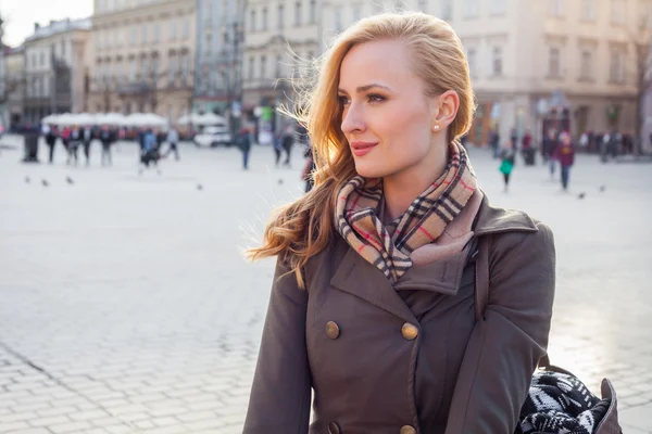 Blondine läuft auf der Straße in der Stadt — Stockfoto