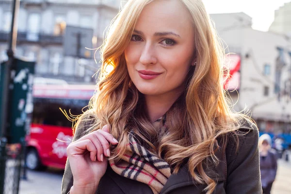 Rubia caminando en la calle en la ciudad — Foto de Stock