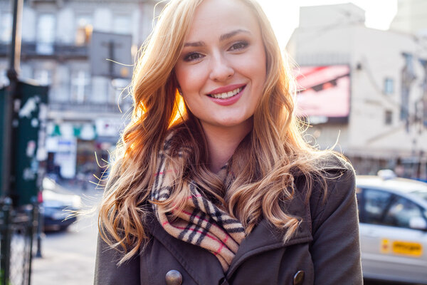 Блондинка, идущая по улице в городе
