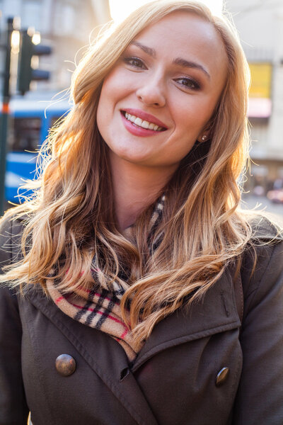 Блондинка, идущая по улице в городе
