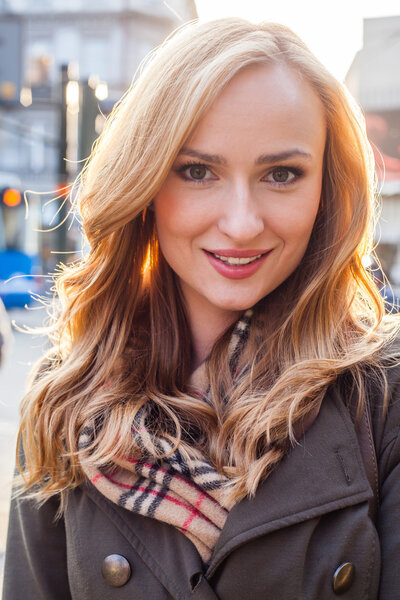 Блондинка, идущая по улице в городе
