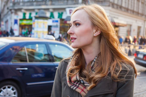 Femme blonde marchant dans la rue — Photo