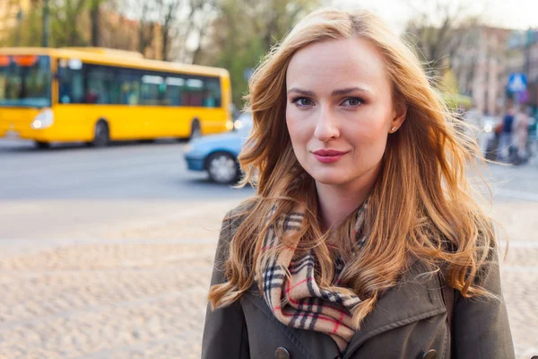 Femme blonde marchant dans la rue — Photo