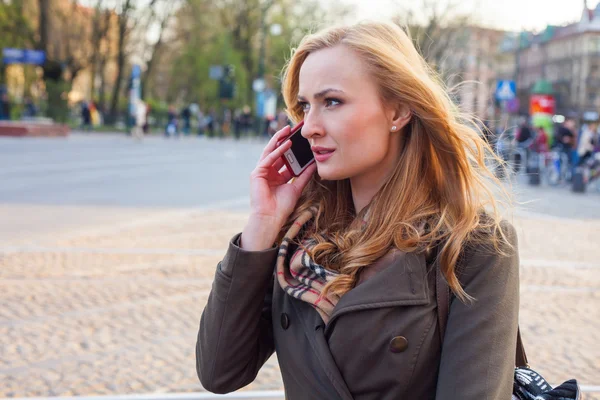 Blonde woman talking by phone — Stock Photo, Image
