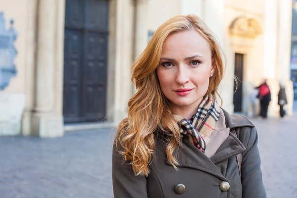 Femme blonde marchant dans la rue — Photo