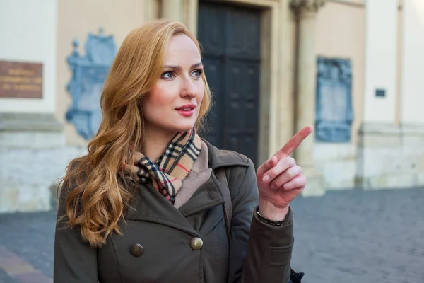 Frau läuft auf der Straße in der Stadt — Stockfoto