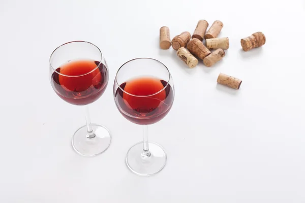 Copa de vino tinto y corchos — Foto de Stock