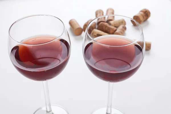 Бокал красного вина и пробки — стоковое фото