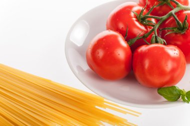 Taze kırmızı domates ve makarna