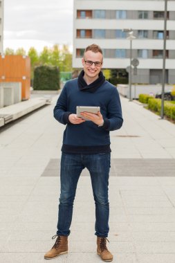 Genç adam sokakta tablet pc ile