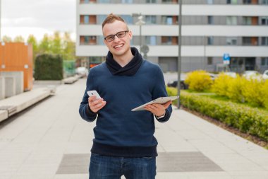 Şık adam tablet ve cep telefonu