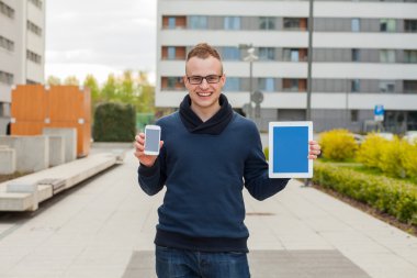 Şık adam tablet ve cep telefonu