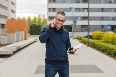 Şık adam tablet ve cep telefonu