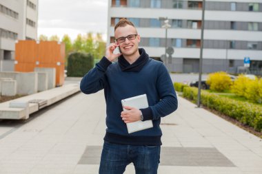 Şık adam tablet ve cep telefonu