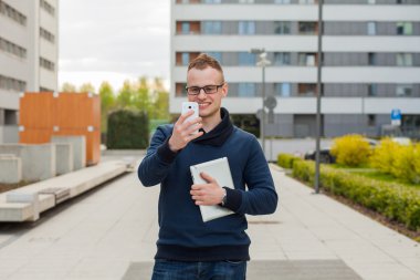 Şık adam tablet ve cep telefonu