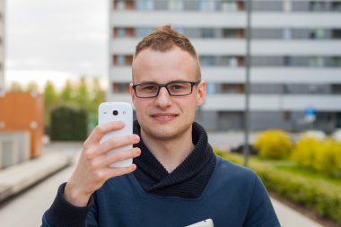 Şık adam tablet ve cep telefonu