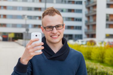 Şık adam tablet ve cep telefonu