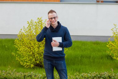 Şık adam tablet ve cep telefonu