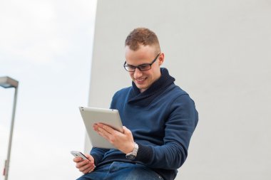 Şık adam tablet ve cep telefonu